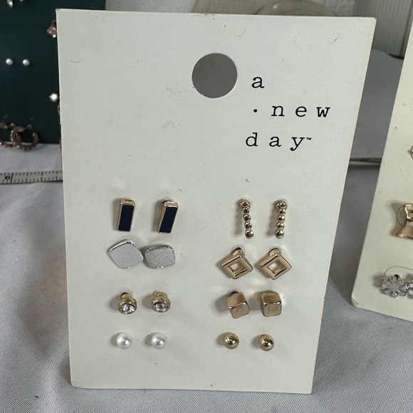 33 pairs of tiny goldtone and silvertone earrings - Picture 3 of 6